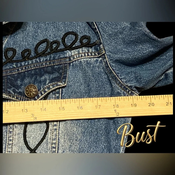 Cattlelac Ranch denim jacket size small embroidered cross on back
BIN 29 - Picture 7 of 8